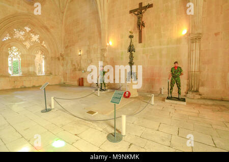 Batalha, Portugal - 16. August 2017: Die Wachen von das Grab des unbekannten Soldaten in mittelalterlichen Abtei Kloster von Batalha. Das Kloster von Batalha ist in Stromkreis des Klosters von Portugal eingefügt. Stockfoto