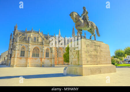 Batalha, Portugal - 16. August 2017: Reiterstandbild von General Nuno Alvares Pereira gedenkt. das Kloster von Batalha, eines der Meisterwerke der Gotik und der MANUELINISCHE Kunst auf Hintergrund. Unesco Weltkulturerbe Stockfoto