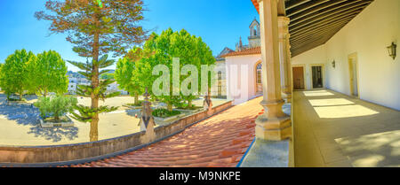 Batalha, Portugal - 16. August 2017: Panorama der gotischen Glockenturm von Batalha das Kloster und die Kirche. Luftbild vom Kloster der Heiligen Maria von den Sieg in Leiria, Portugal. Die zum UNESCO-Weltkulturerbe zählt. Stockfoto