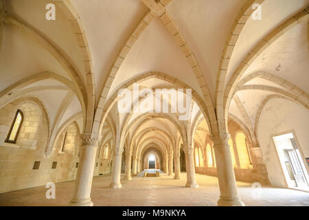 Alcobaca, Portugal - 15. August 2017: Im Schlafsaal, einem großen gotischen Raum, wo die Mönche zusammen geschlafen, im Kloster von Alcobaca. Die zum UNESCO-Weltkulturerbe zählt. Architektur Hintergrund. In Portugal. Stockfoto