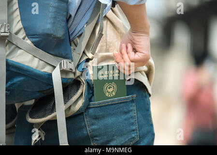 Die Reisenden nehmen ihre koreanischen Pässe aus ihren Jeans Gesäßtaschen. Stockfoto