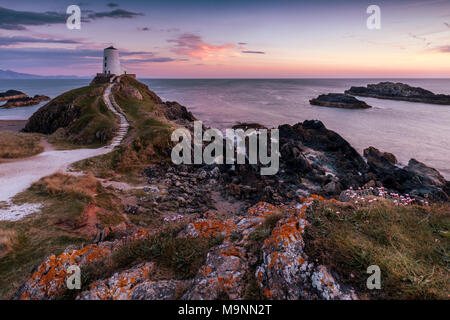 Twr Mawr Leuchtturm auf llanddwyn Island bei Sonnenuntergang, Anglesey, North Wales, UK Frühling 2017 Stockfoto