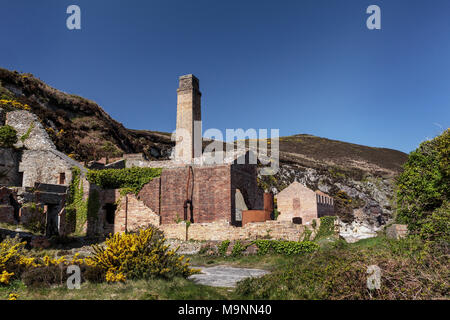 Die Alten und Verlassenen ziegelei von Porth Wen Bay an der nördlichen Küste der Insel Anglesey, Nordwales UK Stockfoto