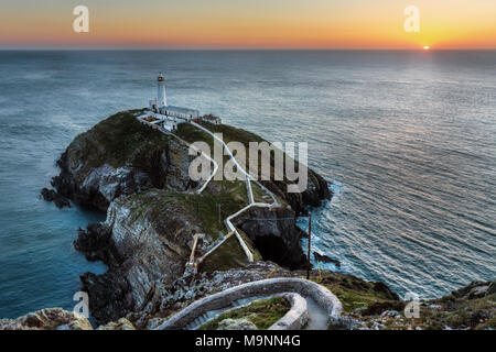 Sonnenuntergang über South Stack Lighthouse, Anglesey, North Wales, UK Stockfoto