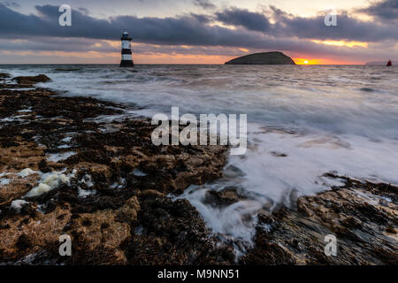 Die Trwyn Du Leuchtturm wacht über die tückischen Gewässer zwischen Penmon Point und Papageitaucher Island, South East Anglesey, Wales, Großbritannien Stockfoto