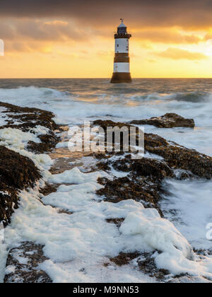 Die Trwyn Du Leuchtturm wacht über die tückischen Gewässer zwischen Penmon Point und Papageitaucher Island, South East Anglesey, Wales, Großbritannien Stockfoto