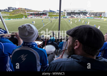 Anhänger der Klaksvik Team während eines Fußballspiels, Torshavn, Streymoy Island, Färöer Inseln Stockfoto