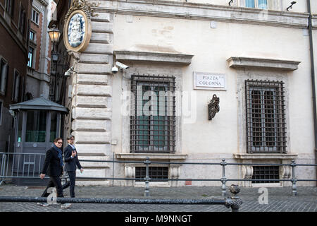 Rom, Italien, 25. MÄRZ 2018: Detail der Piazza Colonna im historischen Herzen von Rom, auf dem Palm Sonntag. An der Piazza Colonna ist der Sitz von Italia Stockfoto