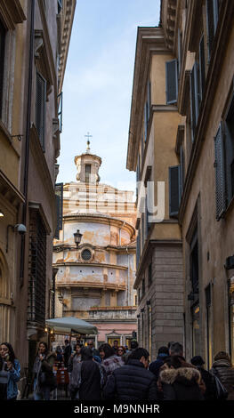 Rom, Italien, 25. MÄRZ 2018: die Masse der Leute auf La Maddalena Straße am Campo Marzio Square. Rom ist voll von Touristen, die die kulturellen FAI Tag Stockfoto