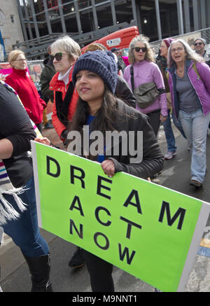 ASHEVILLE, NC - Januar 20, 2018: Junge Frau Märsche im März 2018 der Frauen tragen ein Schild mit der Aufschrift 'Dream Act Now". Stockfoto