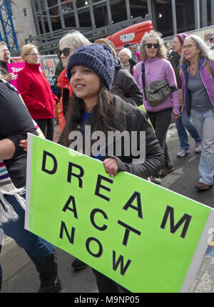 ASHEVILLE, NC - Januar 20, 2018: Junge Frau Märsche im März 2018 der Frauen tragen ein Schild mit der Aufschrift 'Dream Act Now". Stockfoto