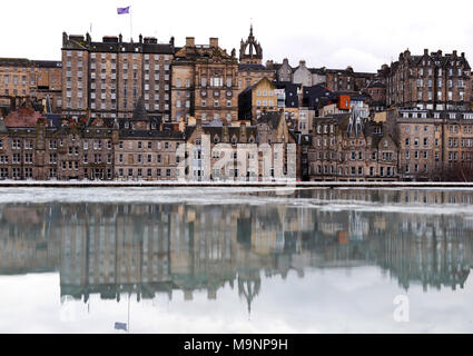 Die Gebäude der Royal Mile und der Altstadt von Edinburgh in einer Pfütze auf dem Dach reflektiert. Stockfoto