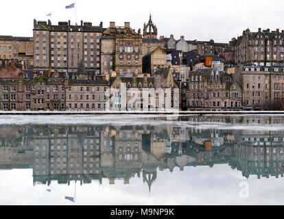 Die Gebäude der Royal Mile und der Altstadt von Edinburgh in einer Pfütze auf dem Dach reflektiert. Stockfoto
