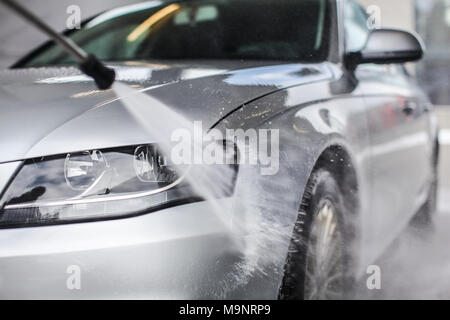 Detailansicht der vorderen gewaschen mit Jet Wasser in der Waschstraße. Stockfoto