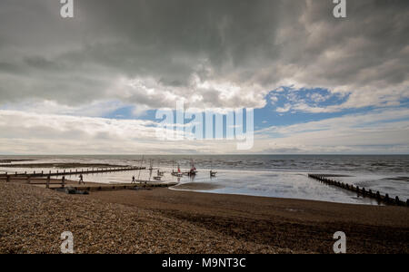 Blick entlang der Küste über die Promenade an der Felpham Sailing Club in der Nähe von Chichester, West Sussex, Großbritannien Stockfoto