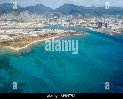 Blick auf die Berge, die Stadt und das Meer, Honolulu, Hawaii Stockfoto