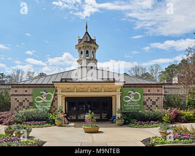 Vordere äußere Eingang zum Cecile B. Tag Butterfly Center, feiert 30 Jahre Service, in Callaway Gardens, Pine Mountain Georgia, USA. Stockfoto