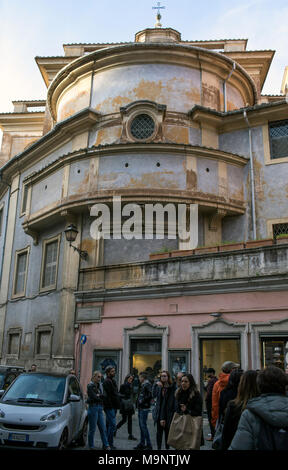 Rom, Italien, 25. MÄRZ 2018: Die Rückseite der Kirche Santa Maria della Concezione in der Via degli Uffici Del Vicario, mit den Menschen, der nach Rom reist für t Stockfoto