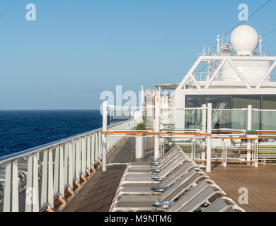 Reihe von Liegestühlen auf Kreuzfahrtschiff Deck Stockfoto