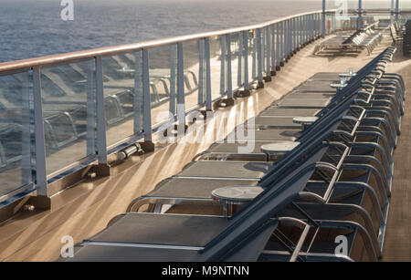 Reihe von Liegestühlen auf Kreuzfahrtschiff Deck Stockfoto