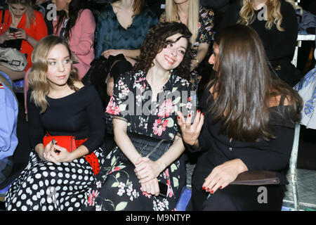 ZAGREB, KROATIEN - 23. MÄRZ 2018: Die kroatische Schauspieler Zrinka Cvitesic mit ihren Freunden auf der Bipa Mode. hr fashion show in Zagreb, Kroatien. Stockfoto