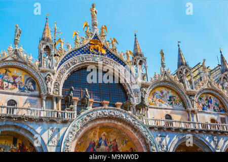 Die Italo-Byzantine Westfassade der Patriarchal-kathedrale Basilika von San Marco in Venedig manchmal bekannt als Chiesa d'Oro, die Kirche von Gold Stockfoto