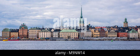 Gamla Stan in Stockholm, die mittelalterlichen Häuser auf der Anlegebrücke vom Meer Saltsjon, ein bewölkter Tag im März gesehen. Es gibt immer noch icefloes im Meer. T Stockfoto