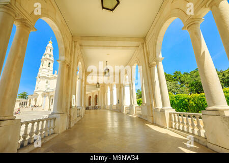 Fatima, Portugal - 15. August 2017: Heiligtum Unserer Lieben Frau von Fatima, einer der wichtigsten marianischen Heiligtümern und Wallfahrtsort für Katholiken. Basilika von Nossa Senhora durch die Kolonnade. Stockfoto