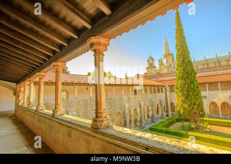 Batalha, Portugal - 16. August 2017: Luftaufnahme des Kloster von Batalha Kreuzgang und gotischen Glockenturm auf dem Hintergrund von Batalha das Kloster und die Kirche. Luftbild vom Kloster der Heiligen Maria von Sieg. Stockfoto