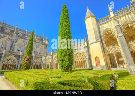 Batalha, Portugal - 16. August 2017: Innenhof des Kloster von Batalha oder Saint Mary der Sieg Unesco Weltkulturerbe und eines der besten Beispiele der gotischen Architektur in Portugal, mit Manuelinischen Stil gemischt Stockfoto