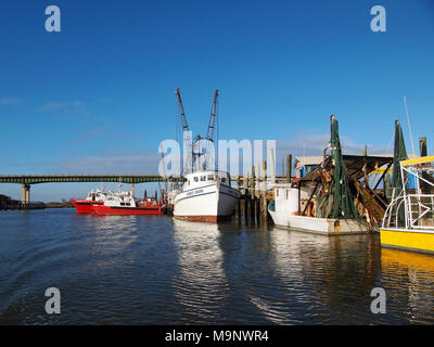 TYBEE ISLAND, Georgia - 23. FEBRUAR 2018: Eine Auswahl von Fischen und andere Boote sind an einem sonnigen Tag an Lazaretto Creek Marina in der Nähe von Savannah angedockt Stockfoto