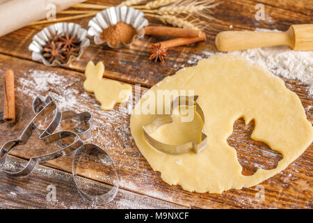 Teig und kulinarischen Formulare für Plätzchen backen von verschiedenen Arten. Still-life auf einem hölzernen Hintergrund. Stockfoto