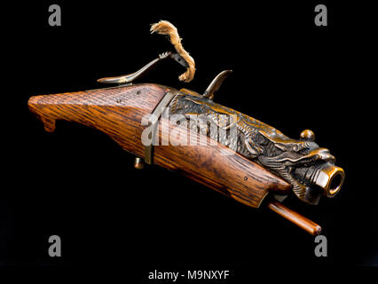 19. Jahrhundert Chinesische bronze Dragon matchlock Pistole, rufen Sie eine Hand connon. Stockfoto