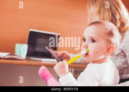 Arbeitete Mama mit Baby Stockfoto