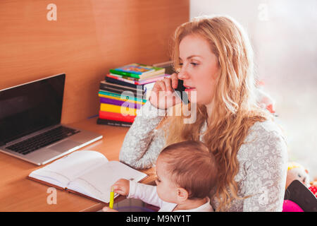 Freiberuflich arbeitete Mama mit baby Stockfoto