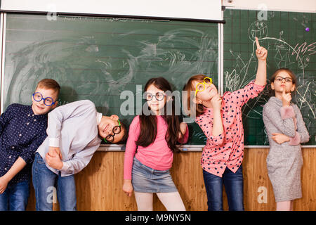 Kleines Mädchen mit großen Gläsern Stockfoto