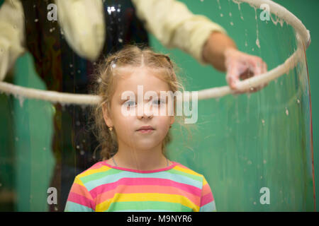 Belarus, Gomel, November 9, 2017. Gomel Children's Center. Kind in der Seifenblase. Stockfoto