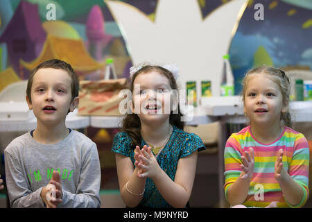 Belarus, Gomel, November 9, 2017. Gomel Kinder- Zentrum der begeisterte Kinder klatschen. Vorschüler sind Zuschauer. Die Leistung bewundern. Kinder- Stockfoto