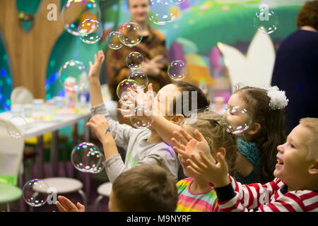 Belarus, Gomel, November 9, 2017. Gomel Kinder. Kinder auf dem Fest. Seifenblasen zeigen. Children's Party. Zum Platzen der Seifenblase Stockfoto