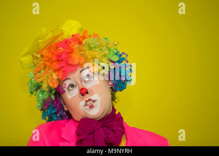 Belarus, Gomel, November 9, 2017. Gomel Children's Center. Fröhliche Clown. Zeigt eine Grimasse. Stockfoto