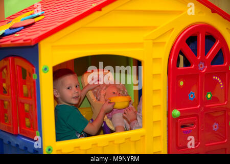 Belarus, Gomel, November 9, 2017. Gomel Children's Center. Der Junge ist das Spiel mit der Puppe. Der Junge ist die Fütterung der BRJ. Zukunft Vati Stockfoto