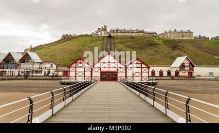 In Saltburn-by-the-Sea, Redcar und Cleveland, England, UK, 13. Mai 2016: Blick von der Saltburn Pier in Richtung Klippe Straßenbahn Stockfoto