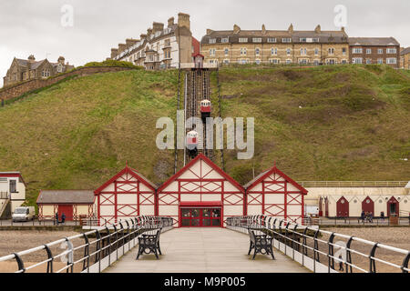 In Saltburn-by-the-Sea, Redcar und Cleveland, England, UK, 13. Mai 2016: Blick von der Saltburn Pier in Richtung Klippe Straßenbahn Stockfoto