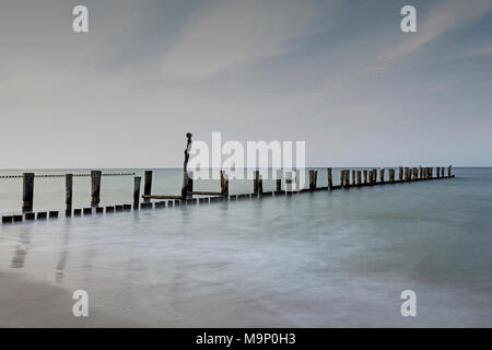 Frauen Skulptur auf buhnen, hölzernen Stufen, Langzeitbelichtung, Zingst, Fischland-Darß-Zingst, Mecklenburg-Vorpommern Lagune Stockfoto