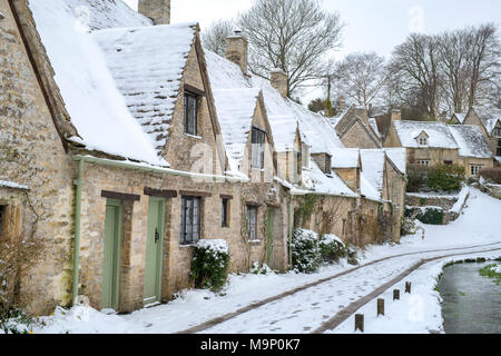 Arlington Row im Winter Schnee. Bibury, Cotswolds, Gloucestershire, England Stockfoto