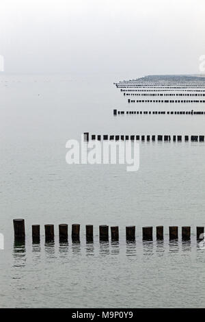 Buhnen, einer hinter dem anderen, Ostsee Strand in der Nähe von Zingst, Fischland-Darß-Zingst, Nationalpark Vorpommersche Boddenlandschaft Stockfoto