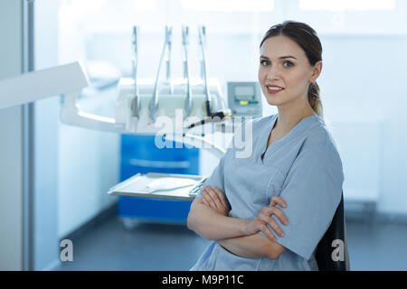 Angenehm weiblichen Zahnarzt in Ihrem Büro posing Stockfoto