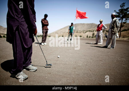 Eine Afghanische Golfspieler Schläge am 2. Loch an der Kabul Golf Club in Kabul, Afghanistan, 17. Juli 2009. Dies ist der einzige Golfplatz in Kabul und in 2003 wieder eröffnet. Stockfoto