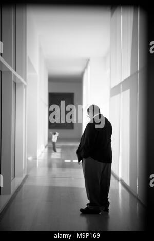 Silhouette von Guard in einem Flur am Getty Center in Los Angeles, Kalifornien. Stockfoto