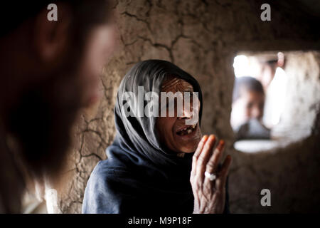 Eine afghanische Frau, die Gewalt aus der Provinz Wardak floh spricht zu einem freiwilligen Arzt in einem Flüchtlingslager in Kabul, Afghanistan, Mittwoch, 19. August 2009. Tausende von Flüchtlingen haben aus ihren Wohnungen aufgrund der höheren Gewalt im Osten, Süden und Norden des Landes. Stockfoto